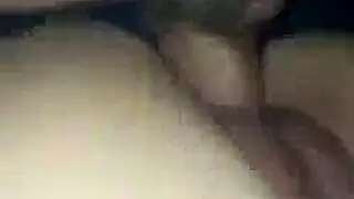 زوج عراقي يضاجع حفرة زوجته الضيقة المبللة أمام الكاميرا