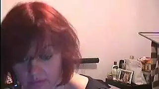 سمراء مجعدة الشعر ممتلئة الصدر تبدأ جلسة ركوب قضيب طويلة