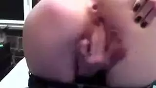 مشهد إباحي: فتاة متهيجة تسحب سراويلها الداخلية وتكشف كل شيء