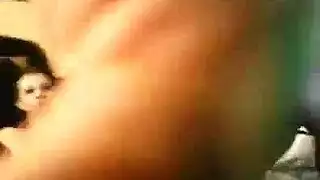 ضابط شرطة مستأجر يعطي بريت جماعًا عميقًا على المسرح