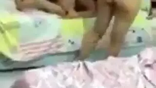 ثنائي صعب: الأخت والفتاة في سرير مشترك