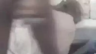 فتاة إبوني تتباهى بمؤخرتها المثالية في تسجيل جنس عام