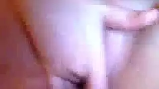 جنون الجنس المزدوج: فتاة مثيرة تأخذ قضيبين غليظين في فتحاتها الجائعة