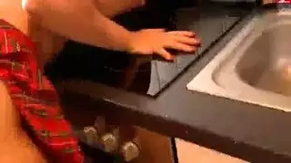 مراهقة وقحة بنظارات تبتلع قضيبًا وتُحشى من قبل تنفيذي قبل شرجي