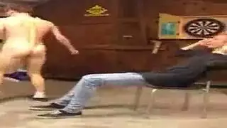 تم القبض عليهم وهم ينيكون عاهرتين في مشهد جنس جماعي صريح