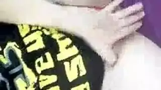 شقراء حمراء ممتلئة الجسم تئن وهي تضرب فرجها بدسار أحمر