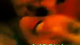سودانية يدخن