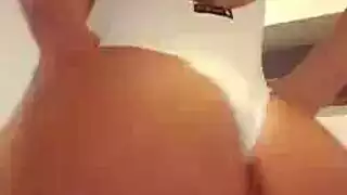 آسيوية حارّة في بيكيني ذهبي تخلع الجوارب وتتعرض للجماع الخشن