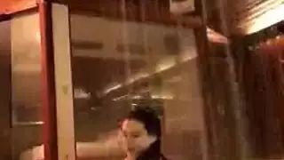 زوجان محتالان يمارسان الجنس بقوة: زوجة شقراء تمص وتنك في وضح النهار