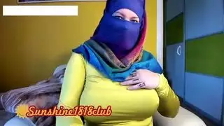 الشرق الأوسط الحجاب فتاة عربية مسلمة مع كبير الثدي على كام تسجيل نوفمبر