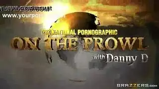 ينزل للبنها من صدرها