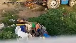 فتاة وردية ساخنة تستخدم الهزاز أثناء جلسة جنس عنيفة