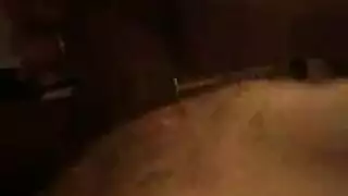 مشهد إباحي: ترانزستور مع وشم يأخذ قضيب أسود كبير شرجياً