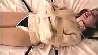 مربوطة ومستفزة: استكشاف شرجي بأشياء عشوائية