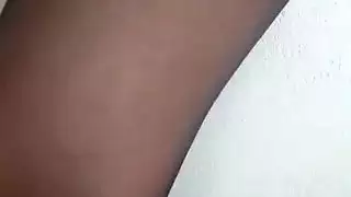 فتاة تركية محجبة تقدم عروض عبادة قدم مكثفة وعرض للساق