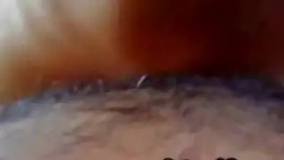 العربية فاتنة يعتني رجلها