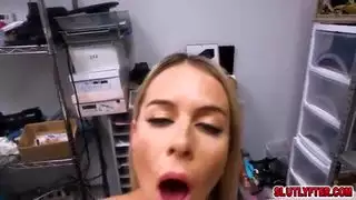 قضيب الضابط في فمها قبل جلسة ضرب قوية