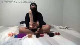 مشهد ديوث عربي وزوجته الشهوانية: هي تتوق لقضيب أكبر