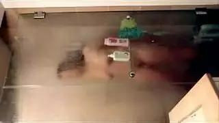 عاهرة ترتدي الزي المدرسي تمتلئ مؤخرتها المشدودة بالسائل المنوي