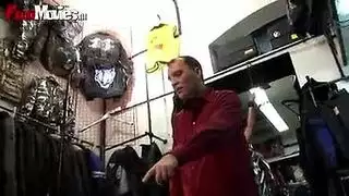 غريب ينكح جمال أجنبية بعد توسلاتها