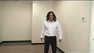 تقوم بتدليك عنقه