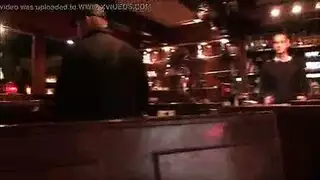 حارسة أمستردام تستمتع بالإصبع الخشن ولعب الديلدو