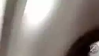 حفلة جنس في الحمام: مراهقة آسيوية بمؤخرة ضخمة تأخذه بقوة