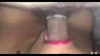 عاهرة شابة تمتص رجلين في مشهد ثلاثي إباحي