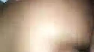 سمراء ناضجة تلتقط شاباً لطيفاً في البار لممارسة جنس ساخن في الفندق