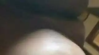 قوّاد يصور عاهرته وهي تعرض ثدييها الممتلئين وحلماتها المنتصبة