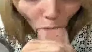 عاهرة شقراء تأخذ ضربًا قاسيًا وفacial ضخم