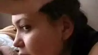 كلبة ناضجة تجد فتى بقضيب كبير، تبتلعه عميقًا ثم تُضرب بوضعية الفارسة