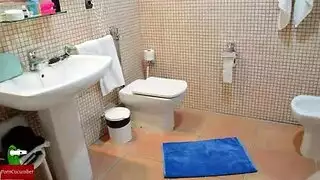 إباحية في الحمام: الزوجة تركع لخدمة زوجها أمام الكاميرا