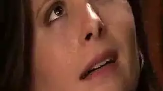 خادمة منزلية ناضجة ترتدي فستانًا تعطي جنس فموي وجسدي مكثف وهي راكعة