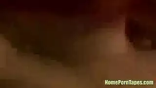 فاتنة ذات الشعر البني في إغاظة تنورة قصيرة