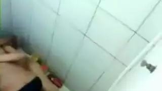 جنس هندي في الحمام: شرموطة ساخنة تأخذ قذف ناري